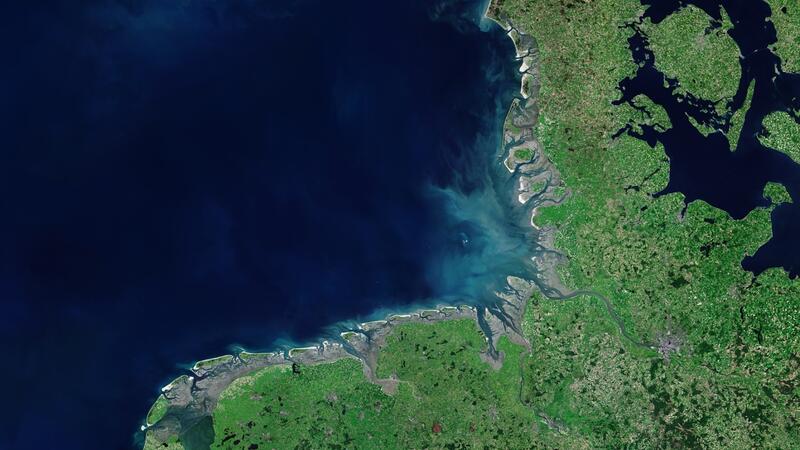 Satellite image. albedo39 Satellitenbildwerkstatt e.K. (image processing), Brockmann Consult GmbH (scientific consulting), raw data: U.S. Geological Survey.
