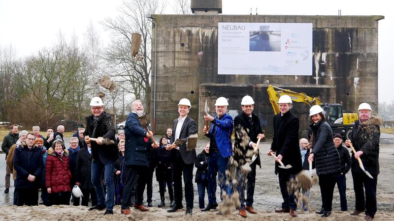 Photo shows representatives of the Wadden Sea Board with Chair Co Verdaas (1st row, 4th from left), the Federal State of Lower Saxony with Environment Minister Olaf Lies (5th from left) and of the City of Wilhelmshaven with Urban Planning Officer Oliver Leinert (6th from left). CWSS/ Bostelmann
